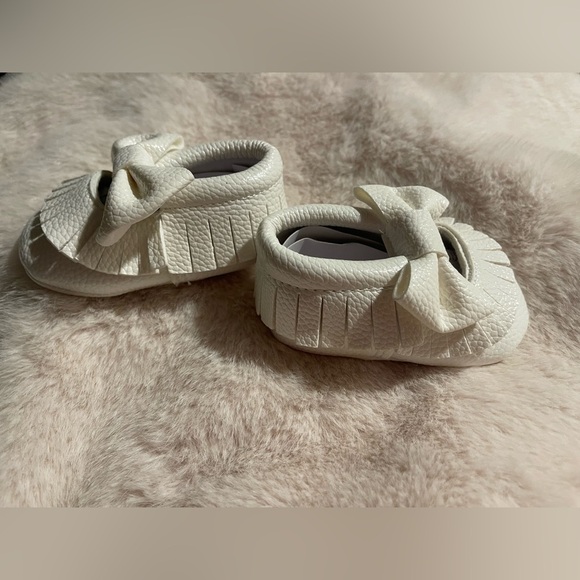 White Baby Moccasins with Bow - Picture 10 of 13